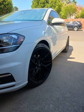 2018 VW Golf Sportwagen S. Transmisión manual de 5 velocidades - $19,000 (Antelope)63619156323073121