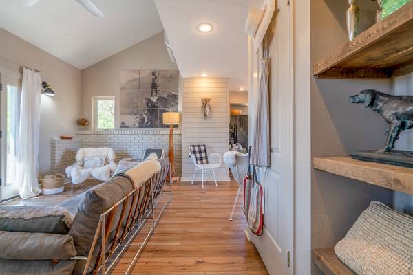 $1,125,000 / 3br - 1630ft2 - Adorable Ivins home, on almost an acre, horses allowed, State Park in view (Ivins)63932586744835123