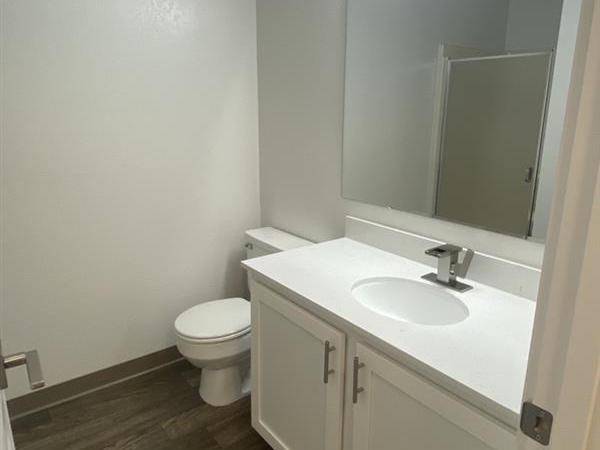$2,557 / 2br - 1010ft2 - Vaulted Ceilings, Stainless Appliances, Pets Welcome, Now Showing64031306068867121