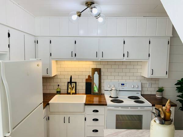 $1350.00 / 2br - 950ft2 - Furnished Updated 2 bd chalet Lakefront community63826611870081124