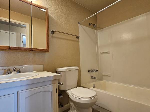 $1,800 / 3br - 1128ft2 - Minutes Away From Stores just in time for summer! (Tacoma)63808008545923124