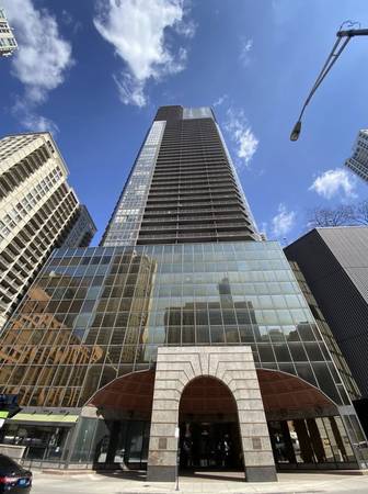 $1,900 / 2br - 1400ft2 - ***Looking for a Female Roommate, ideally from January onward*** (River North)63960011477506120