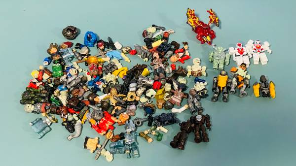 *** MEGA BLOKS FIGURES & PLAYMOBIL FIGURES LOT *** 1