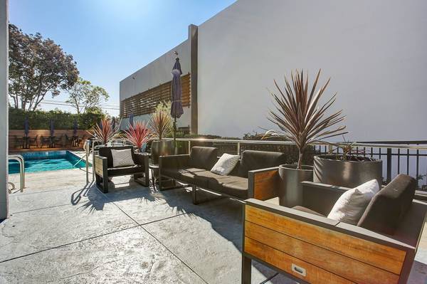 $2,835 / 2br - 900ft2 - Stunning 2BR Renovated Apartment with Breathtaking City & Lake Views! (oakland lake merritt / grand)64030485824002121