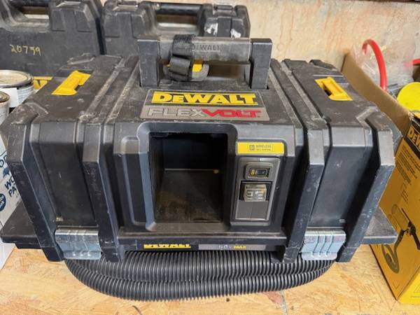DEWALT CORDLESS VACUUM 1