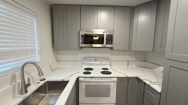 $1,700 / 2br - 1000ft2 - Amazing Apartment with Fenced Backyard (Tigard)63831397374721124