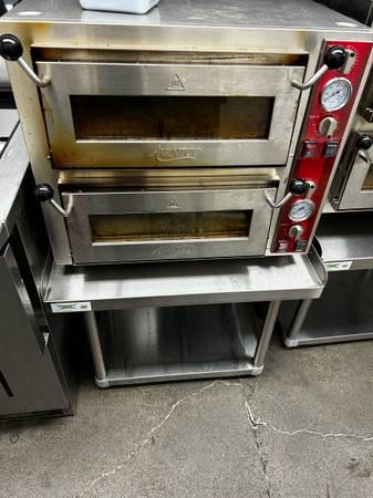 Avantco DPO-18-DD Double Deck Countertop Pizza/Bakery Oven with Two Independent 1