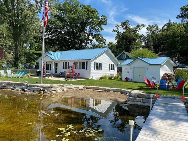 $1 / 3br - Lake Front Blue Turtle Cottage on Patterson Chain (Pinckney, MI)64037724640130120