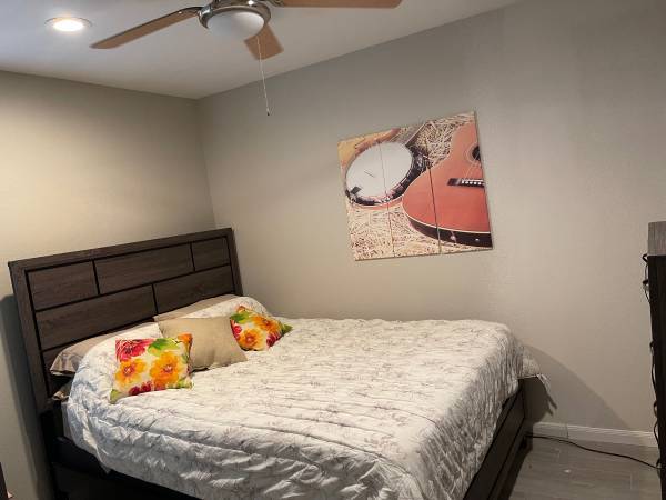 $600 / 2br - Habitación privada con baño y patio trasero disponible hoy (Oxnard)63668271356547120