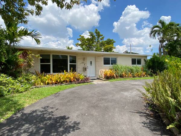 $3,775 / 3br - 1900ft2 - BEST PRICED 3/2 IN HOLLYWOOD HILLS (Hollywood)64002016832515120