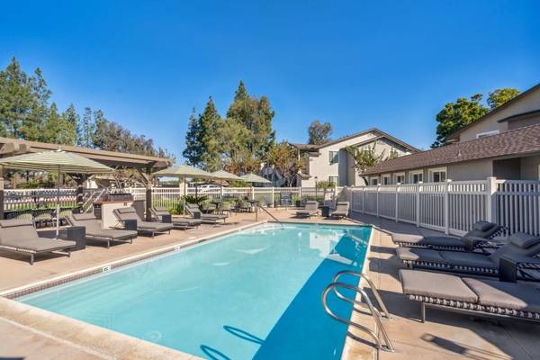 $2,682 / 2hab - 900ft2 - Piso de Vinilo con Estilo de Madera, Parrilla para BBQ al Aire Libre, 2/Hab (13656 Hilleary Pl, Poway, CA)64037221137154122