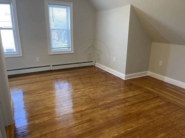 $1,300 / 5br - 4 Rooms available w/ Private Bath, quick walk to Tufts & Davis Square (Somerville / Tufts / Medford / Davis)63828337404801124