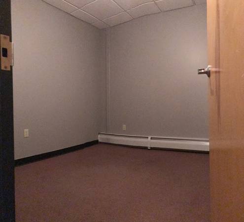 $850 / 1000 pies² - Suite con una amplia sala abierta, 2 oficinas privadas y una sala administrativa (Brattleboro)63313379174785124