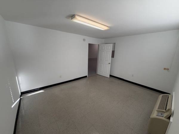 $1,930 / 2400ft2 - OFFICE/ WAREHOUSE COMMERCIAL SUITE AVAILABLE IN DURHAM (Durham)64204223550337123
