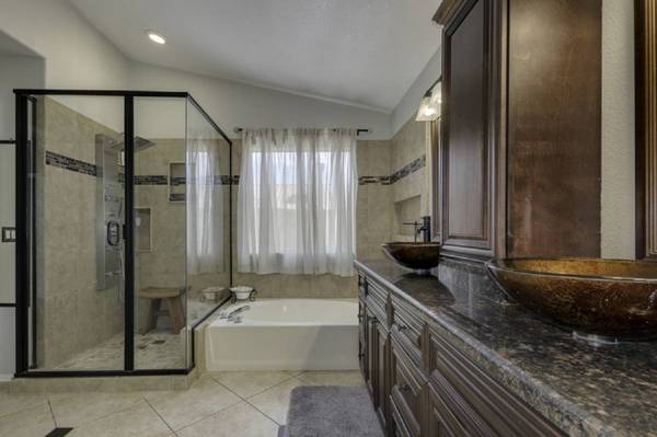 Habitación espaciosa amueblada de $500 con baño privado cerca del centro (Colorado Springs, CO)63658230497283122
