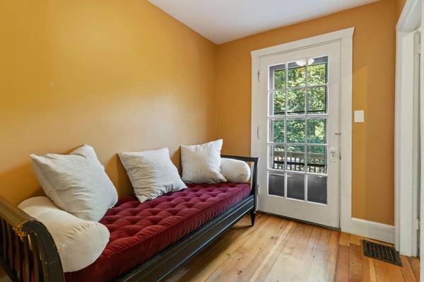 $3,600 / 3br - Near Longwood Are-3 bed/1 bath Duplex with 2 off street parking spots (Brookline)63828338968193122