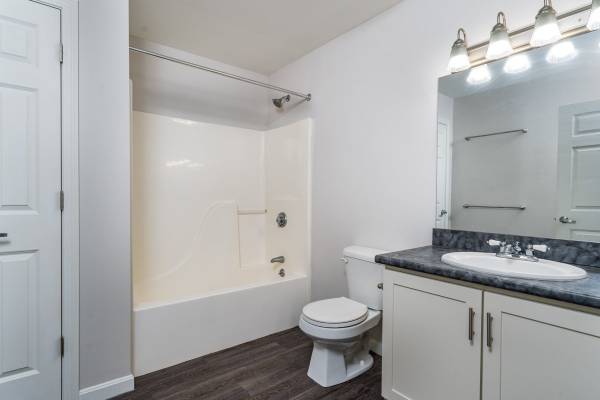 $2,500 / 2br - 1390ft2 - Gestión en el lugar, Aire acondicionado y calefacción central, Mantenimiento de emergencia 24/7 (180 Woodbury St, Manchester, NH)63656178233345124