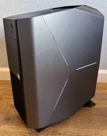 Alienware Aurora R7 Desktop (8700K/32GB RAM/GTX 1080/New Keyboard) 1