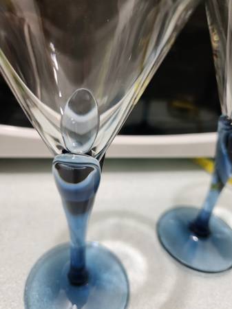 4 hermosas copas para martini con tallos azules - $12 (Upper East Side)63470098749571124