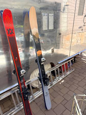 Downhill Snow Ski's )Volkl Mantra / Icelantic Pioneer 1