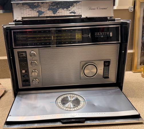 Zenith Solid State Trans Oceanic Radio 1