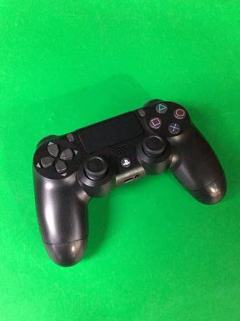 PLAYSTATION 4 CONTROLLER 1