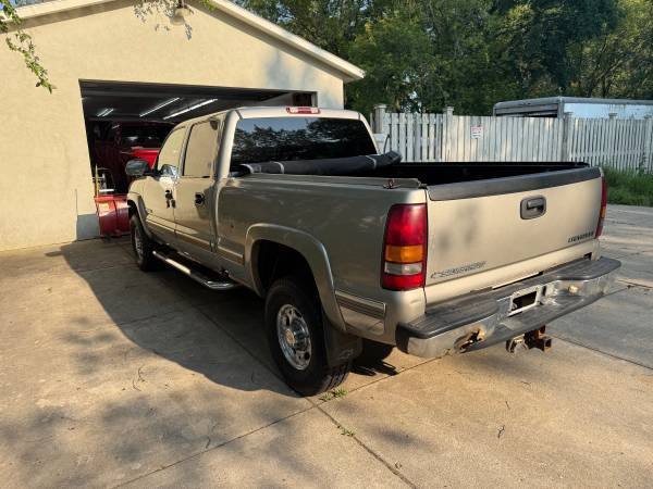 2001 Chevy 2500 crew cab four-wheel-drive - $11,900 (Burnsville.)63481669332481124