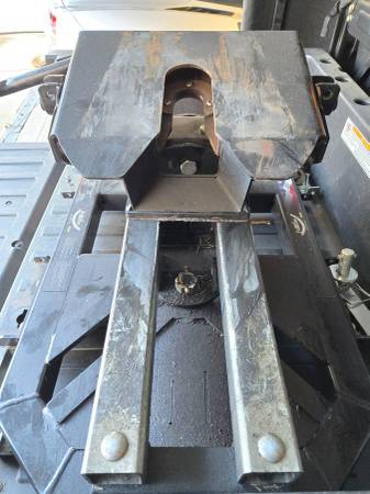 Pullrite 16K Automatic Sliding Fifth Wheel Hitch for 2016-2019 GM 1