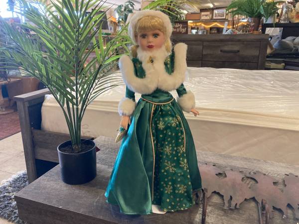 Avon 2001 Holiday radiance special memories Christmas porcelain doll 1