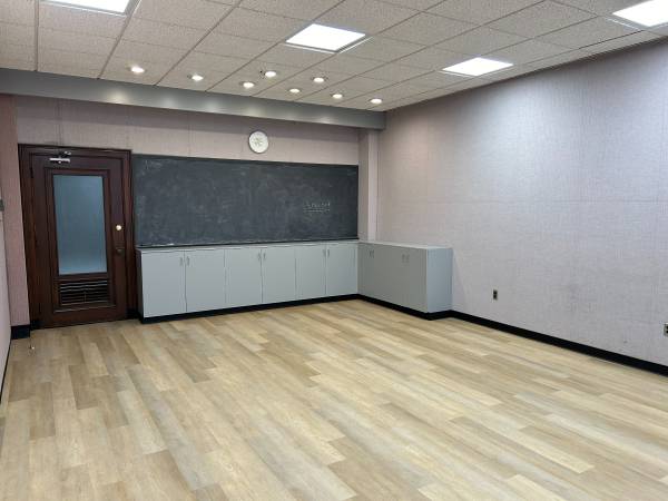 Very large one room suite with cabinetry inc utitities, free parking 1