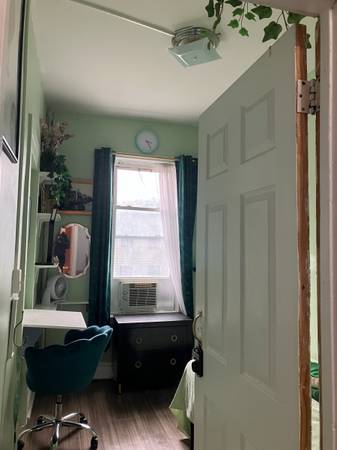 $450 / 1br - Cozy Nook Sublet // Avail Beginning November 20 (Crown Heights)64212269738115123