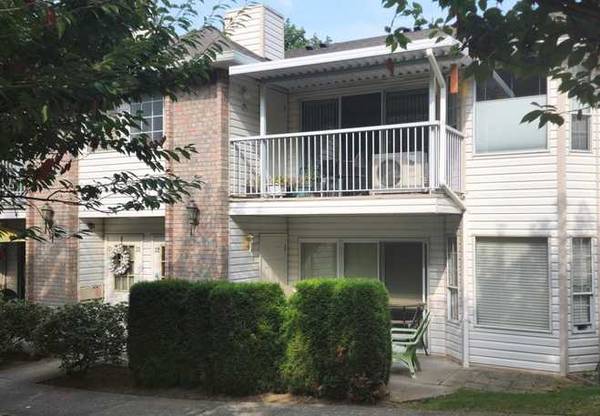 2 bed, 2 bath upper-level townhouse in central downtown Abbotsford 1