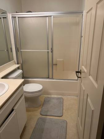 $1,300 / 2br - Unfurnished Private Bedroom / Private Bath / Parking Space (Studio City)64035740285698123