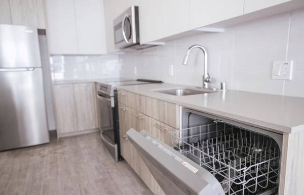 $2,199 / 1br - 704ft2 - Pet-Friendly 1 BR w/ Central Courtyard & In-Building Gym (Downtown Sacramento)63900569046275121