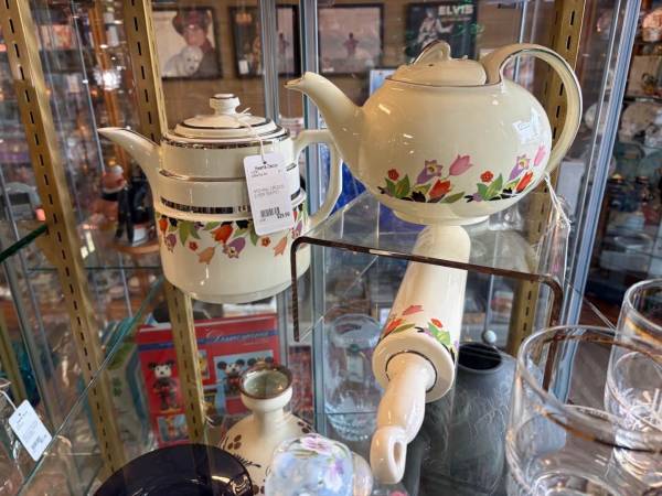 VTG / ATQ Hall Crocus Pattern Pieces - Teapots & Rolling Pin 1