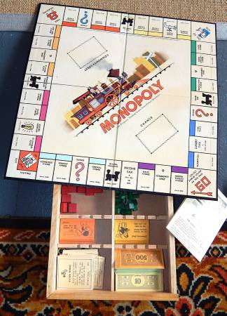 Conjunto vintage de Monopoly en caja de madera - $20 (Seattle)63470647939203121
