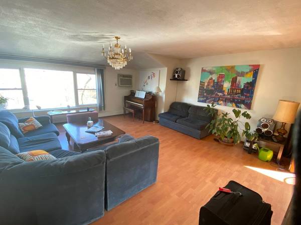 $900 / 4br - 100ft2 - Room in friendly 4BR near Davis and Green Line (Davis Square - Ball Square - Tufts)63828557968259120