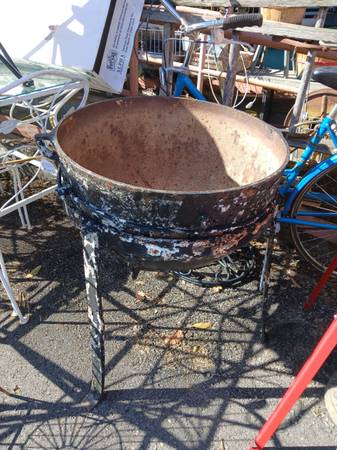 large cast iron kettle w/ tall tripod / witches' cauldron 1