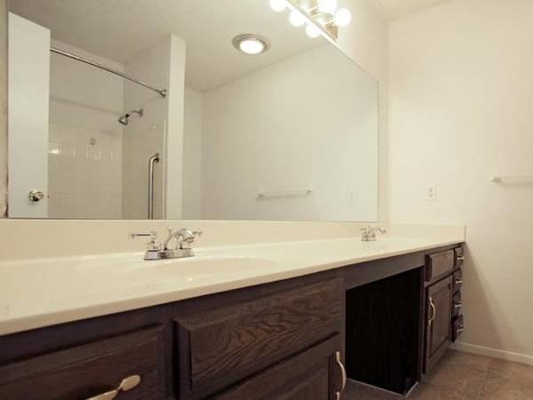 $1,010 / 1br - 800ft2 - Electronic Access Gates, Tour Today, Fresh Popcorn/Coffee Daily (Tulsa)63981977474434122
