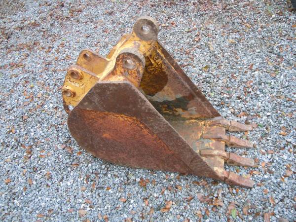 CASE 580 BACKHOE BUCKET 18" 1
