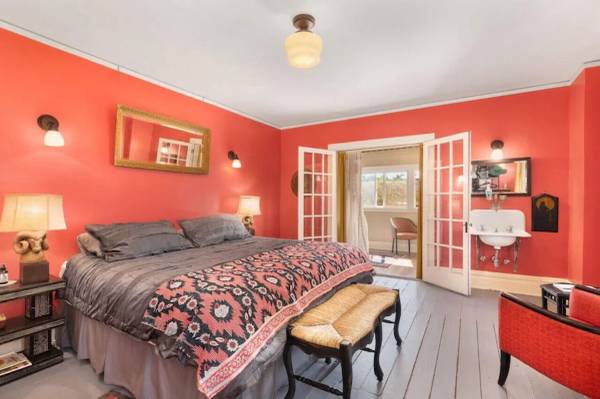 $230 / 5br - Artistic Victorian Gem in a Trendy neighborhood (Portland, OR)63914739679491122