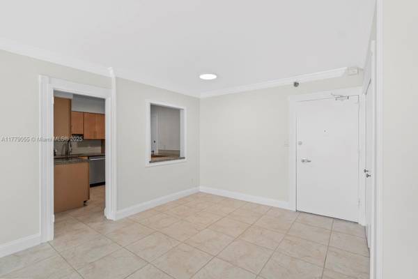 $3,300 / 2br - 1040ft2 - Oversized 2bd with Direct Beach Access! (Seacoast 5151- Miami Beach)64001844775298124