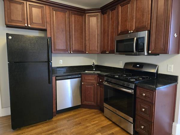 $3,300 / 3br - 9/1!Gran ubicación 3BD! ¡6 min a Davis T! ¡Estacionamiento! ¡Lavandería! Mascotas negociables! (Davis Square)63856338341379121
