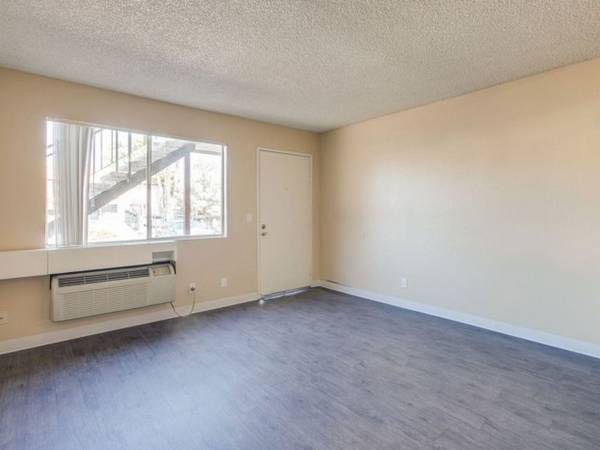$1,005 / 1br - 650ft2 - 1 dormitorio, cable/satélite, acceso a la autopista (Charleston & Rainbow)63859498109185120