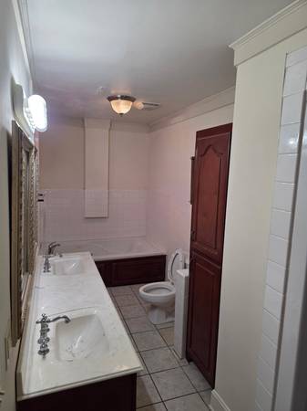 $1500.00 / 2br - 2 bedroom townhome. RIGHT OFF UNIVERSITY!63763869918211122