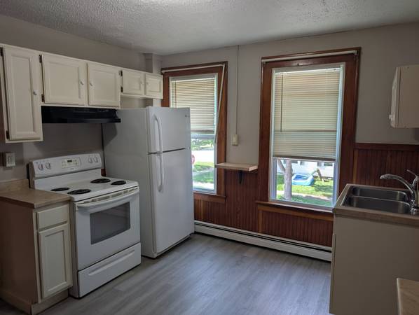 $1,400 / 2br - Second floor 2 bedroom with office and private deck (Rutland)63976979266819124