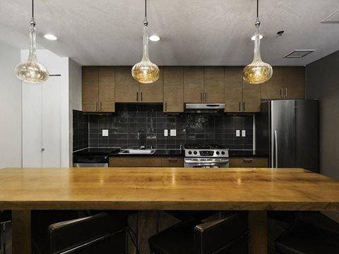$2,058 / 422ft2 - Armarios de Madera, Cocinas Espaciosas, Lavadora y Secadora de Tamaño Completo (Queen Anne Space Needle)63852482040451120