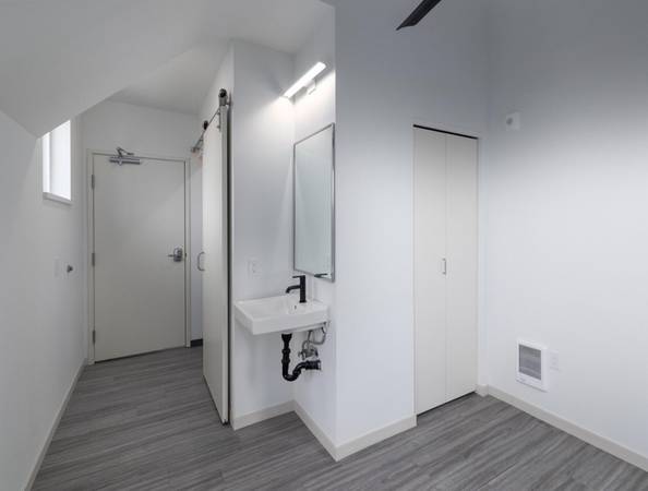 $700 / 1br - SAVE HERE - 8 WEEKS FREE RENT + Private Balcony/Patio, Washer & Dryer (Rose City Park Neighborhood)63956353395587123