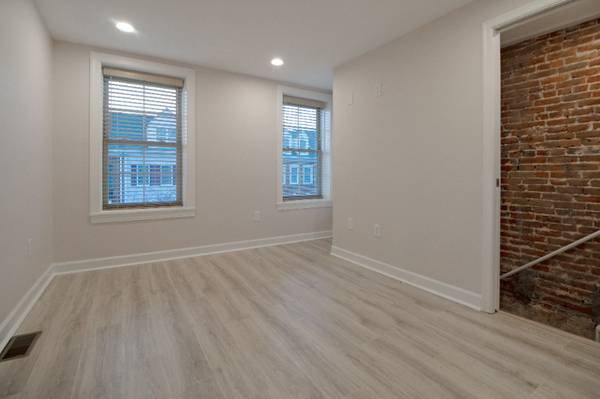 $1700.00 / 2br - 975ft2 - Charming Renovated Bi-Level 2 BR 1 BA Walking Distance to UMD and Rave63694965370497124