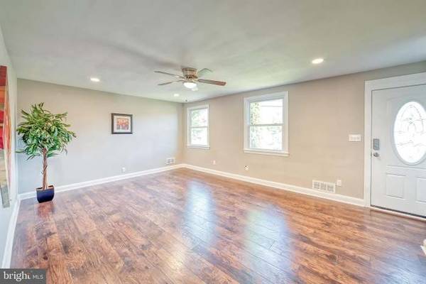 $2,300 / 3br - 1702ft2 - Windsor Mill Cape Cod For Rent! Available 11/1/2025 (Windsor Mill)63685908811137123